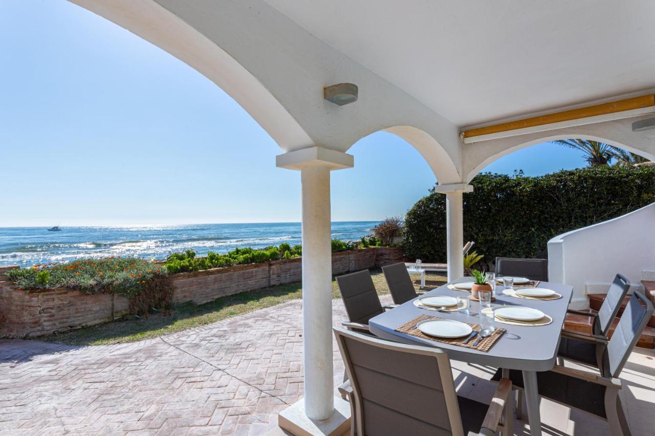 Con Encanto En Primera Línea De Mar Villa *