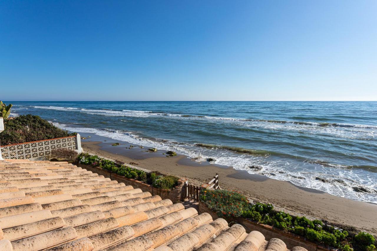 Con Encanto En Primera Línea De Mar Villa *