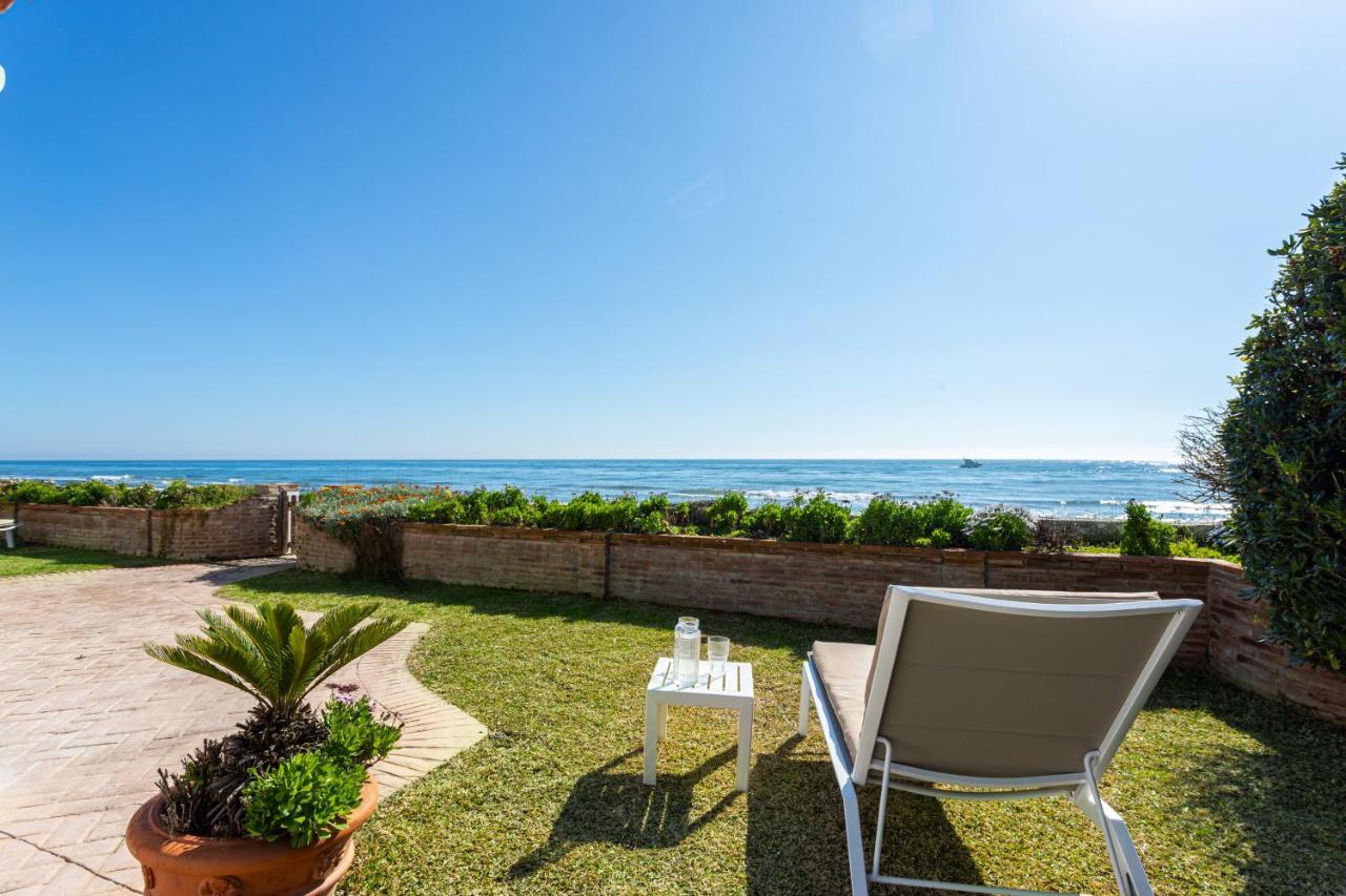 Con Encanto En Primera Línea De Mar Villa *