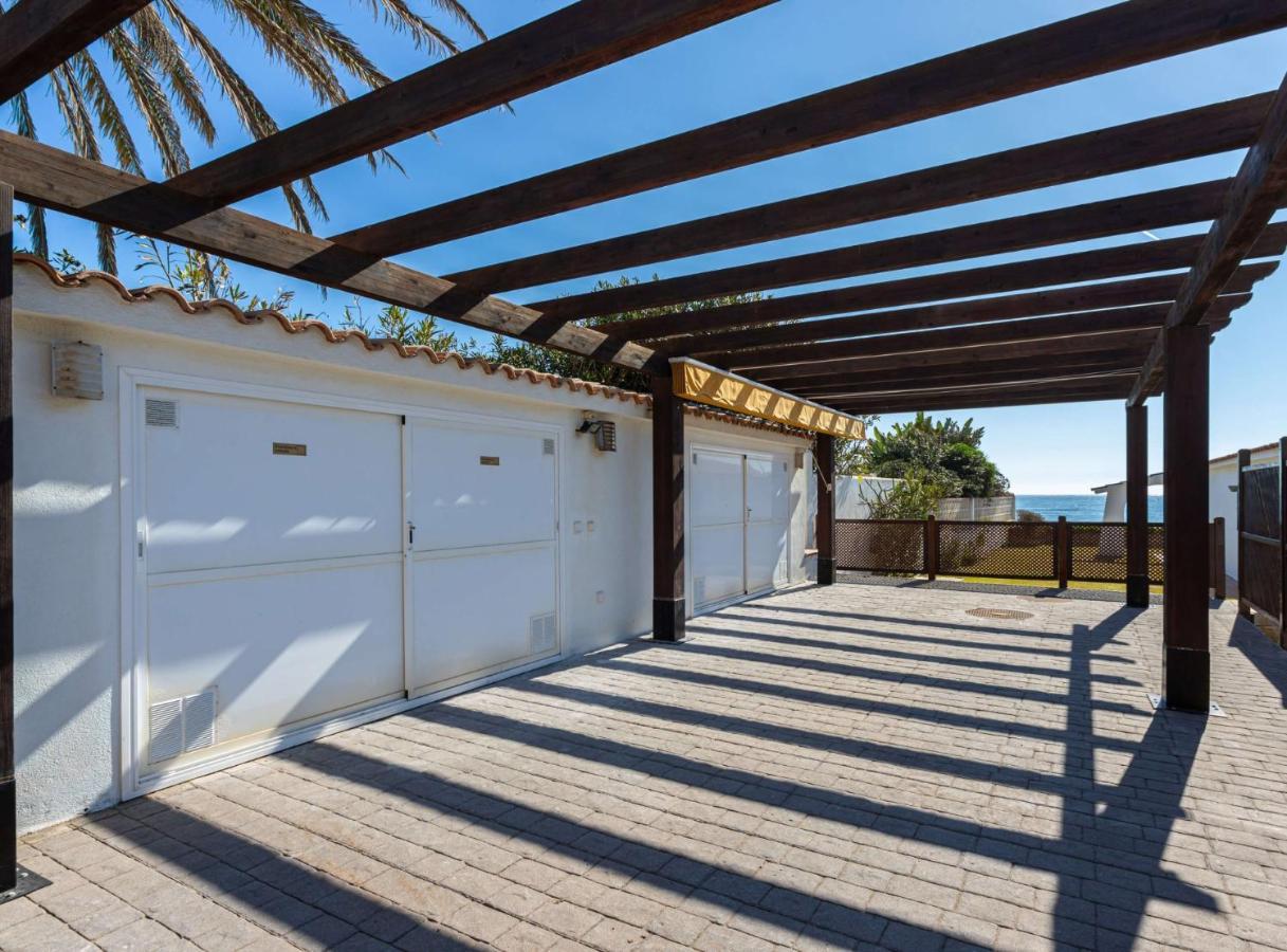 Con Encanto En Primera Línea De Mar Villa *